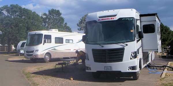 Grand Canyon Trailer Camper neben Camper