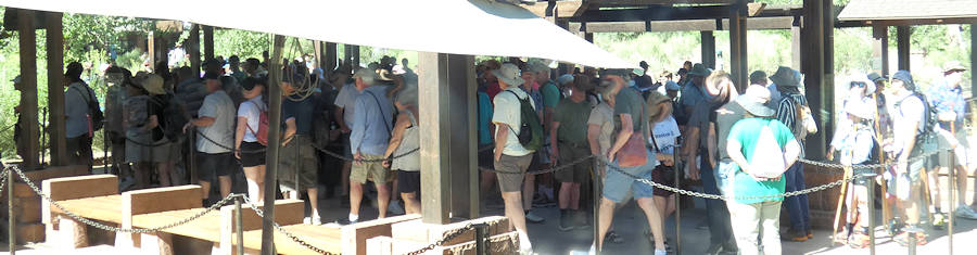 Tag13_Zion_Shuttlestation, Menschenmenge