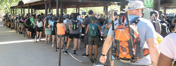 Tag14_Zion_Shuttlestation mit Menschenschlange