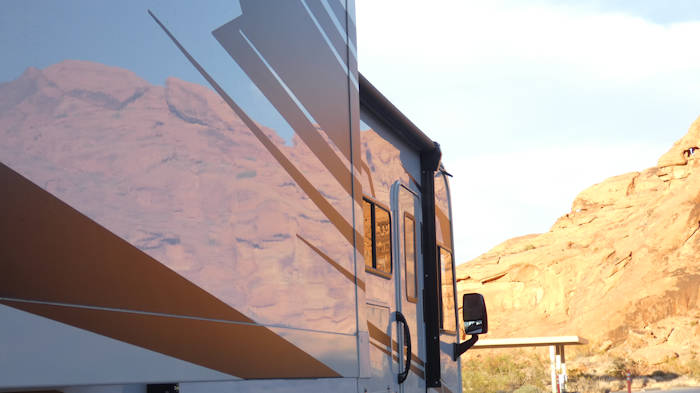 Tag17_Valley of Fire_Sonnenuntergang spiegelt sich im Camper