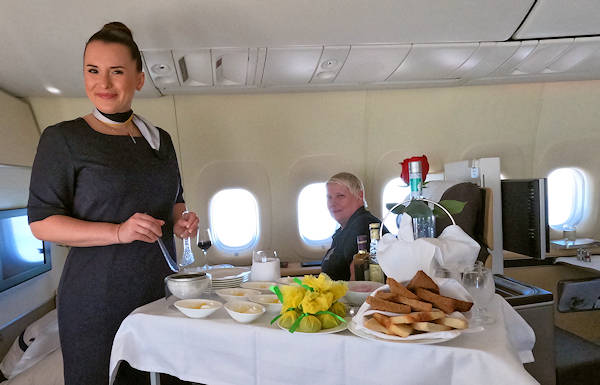 Tag24_Rckflug, Julia serviert