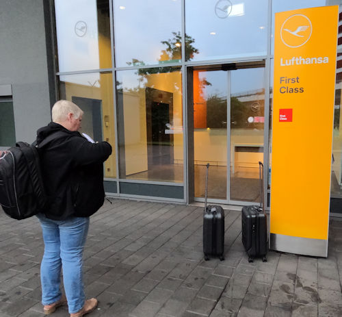 Tag2_First Class Terminal_Anita steht davor