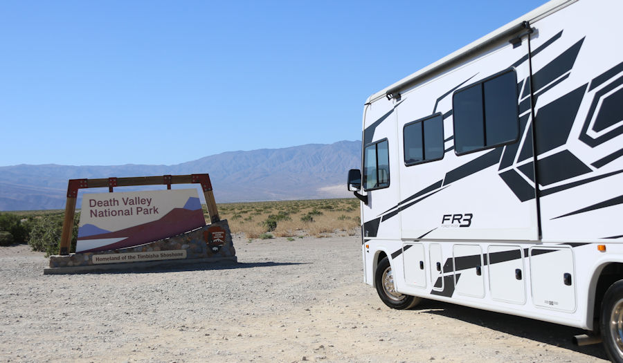Tag3_Death Valley, Bus am Eingangsschild