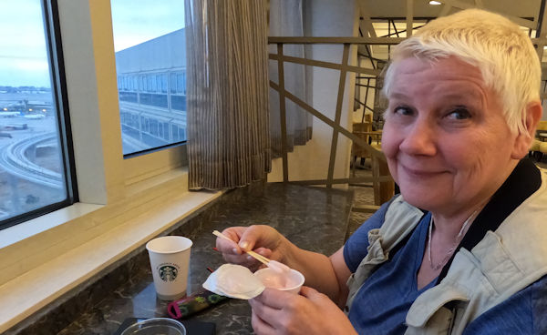 Tag3_Los Angeles_Anita isst Joghurt