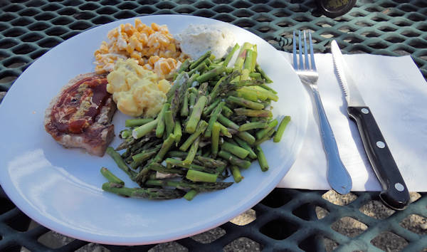 Tag7_Cave Lake_Campgound_Essen_Schweinesteak mit Spargel
