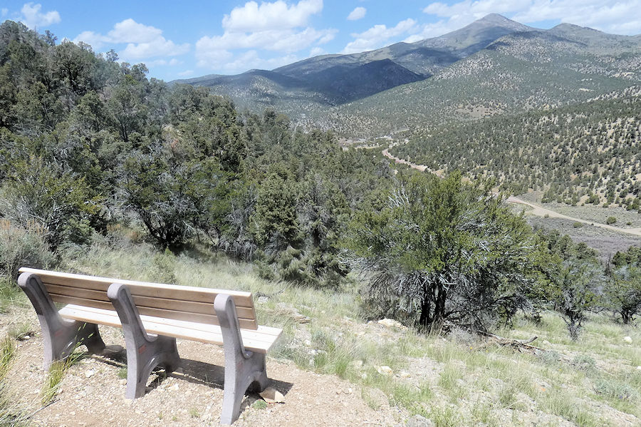 Tag7_Cave Lake_Cave Overlook Trail_Bank mit Ausblick