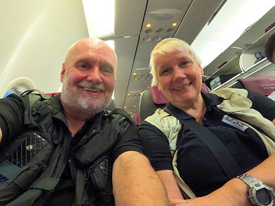 Hinflug, Anita und Hartmuth im Flugzeug
