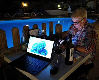 Hotel Gran Sol, Anita am Pool mit PC