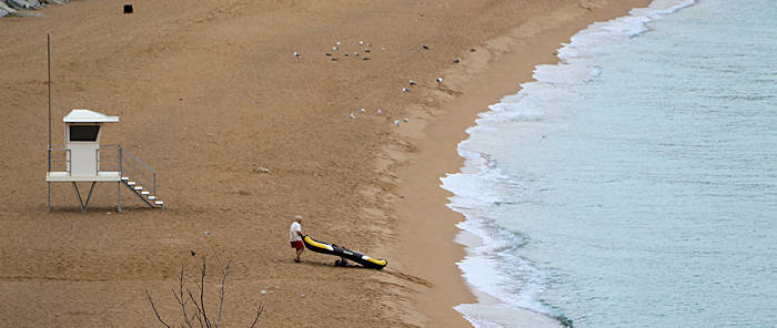 Sant Pol de Mar, Strand, Boot wird eingezogen