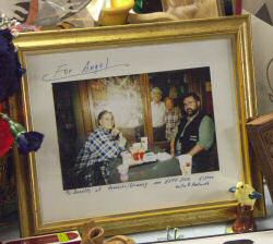2005-01 Bild von Anita und Hartmuth vor dem Bild von Angel und Vilma beim McDonalds2