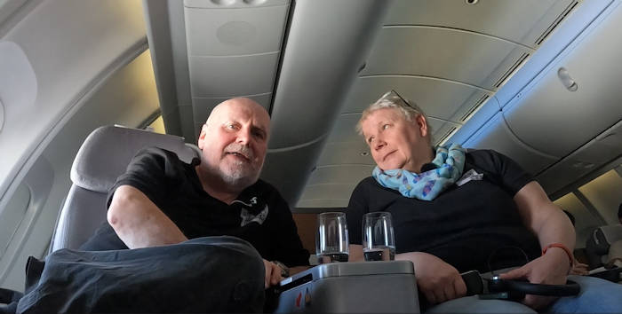 2025-03-27 Anita Hartmuth im Flugzeug Hinreise