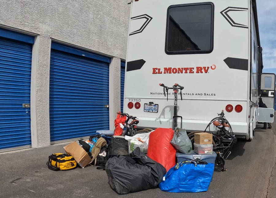2025-03-29 Camper mit Equipment davor