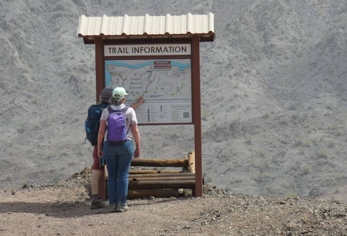 2025-04-02 Buckskin Trail, Wanderer vor Info-Tafel