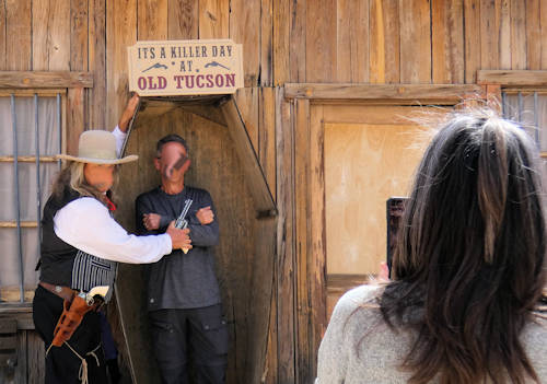 2025-04-04 Old Tiucson_Cowboy bedroht Besucher