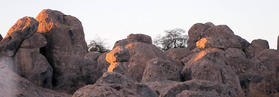 2025-04-07 City Of Rocks State Park_Abendstimmung, Felsen beleuchtet