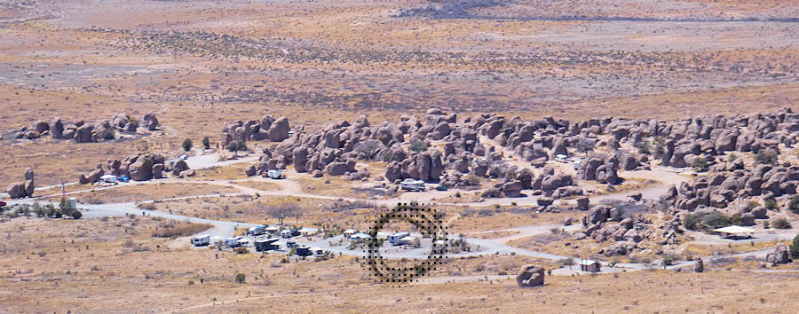 2025-04-08 City Of Rocks State Park_Table Mountain Spitze_Blick auf Campground
