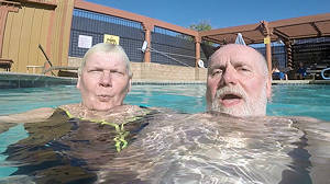 2025-04-13 Anita und Hartmuth im Pool