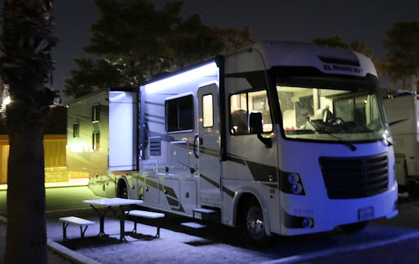 2025-04-13 Las Vegas - KOIA-Campground - Unsere Site am Abend