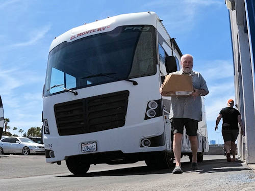  2025-04-14 Las Vegas Storage _ Bus wird ausgeraeumt