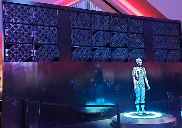 2025-04-15 Las Vegas The Sphere_Humanid vor Lautsprecherwand