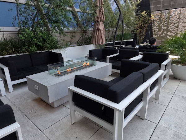 2025-04-18 LAX Business-Lounge, aussen