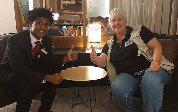 2025-04-18 Marriott_Anita und Amanuel in der Clublounge