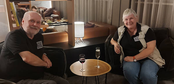 2025-04-18 Marriott_Anita und Hartmuth in der Clublounge