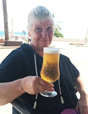 Anita trinkt Bier