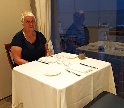 Gran Sol, Anita am Tisch beim Abendessen