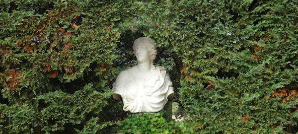 Jardi botanica pinya de rosa, Skulptur