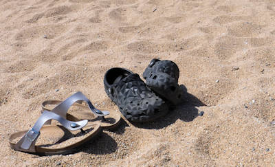 Sant Pol, Schuhe im Sand