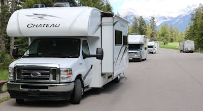 Banff, Campground, Wohnmobile auf der Strasse