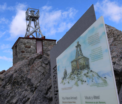 Banff, Gondola, Bergstation, Wetterstation mit Schild davor
