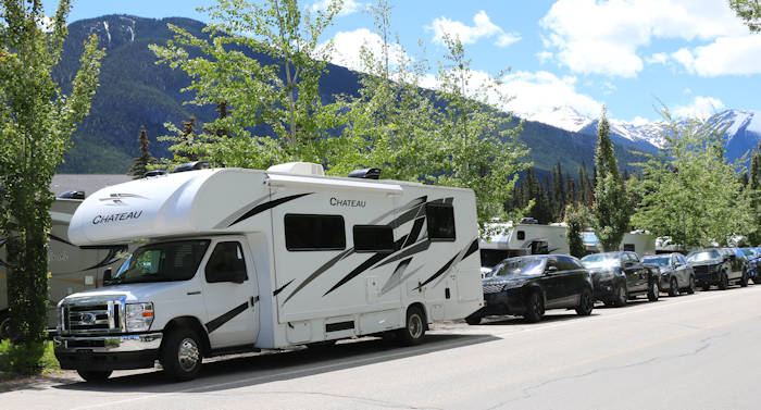 Banff, Wohnmobil zwischen PKW