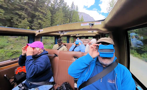 Banff, Open Top Touring, Alle schauen in den Viewmaster