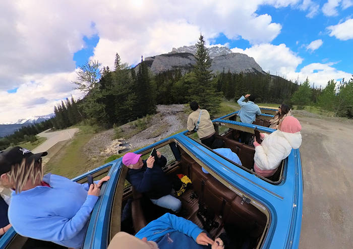 Banff, Open Top Touring, Passagiere schauen aus Dach
