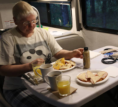 Bow Valley Campground, Anita beim Fruehstueck im Camper
