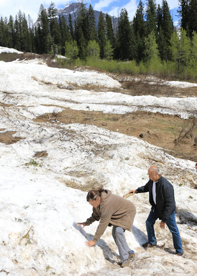 Emerald Lake, Spaziergaenger auf dem Schneefeld