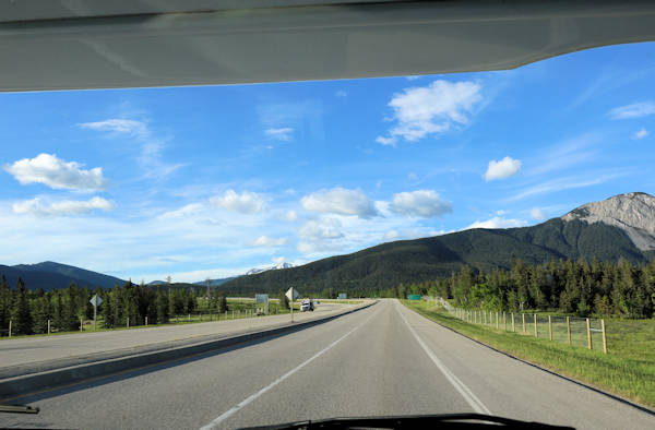 Bow Valley - Banff zur Gondola, blauer Himmel