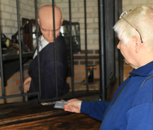 Ghost Town, Anita in der Bank