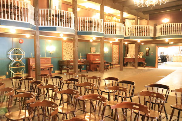 Ghost Town, Theatersaal