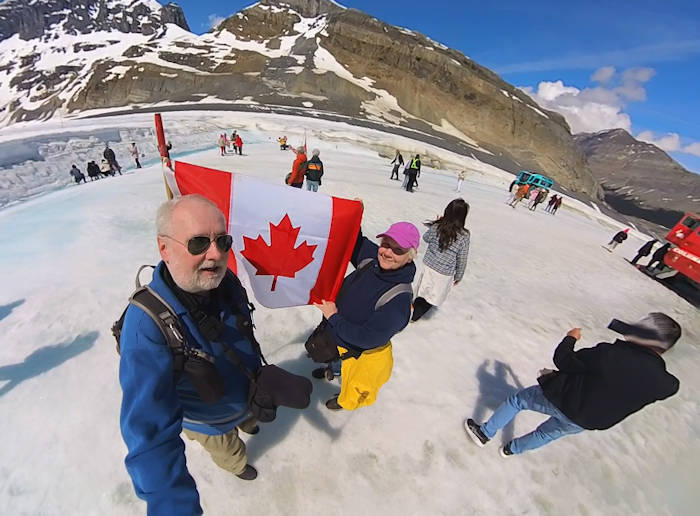 Icefields, Anita und HArtmuth auf Gletscher mit kanadischer Flagge