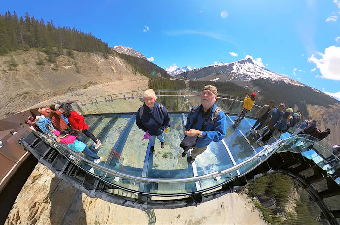 Icefields, Anita und Hartmuth auf dem Skywalk