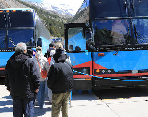 Icefields, Betreten des Busses