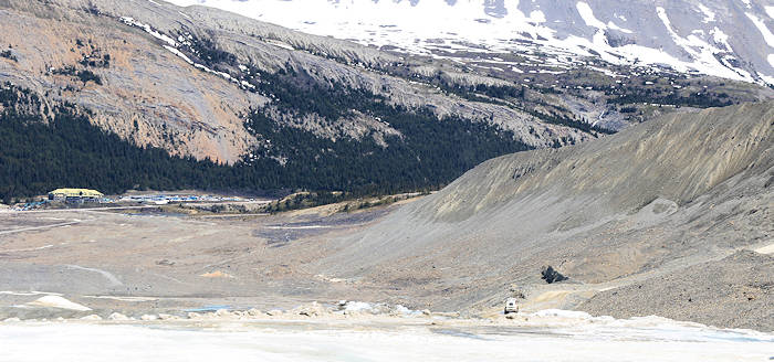 Icefields, Blick vom Gletscher nach nunten zum Center