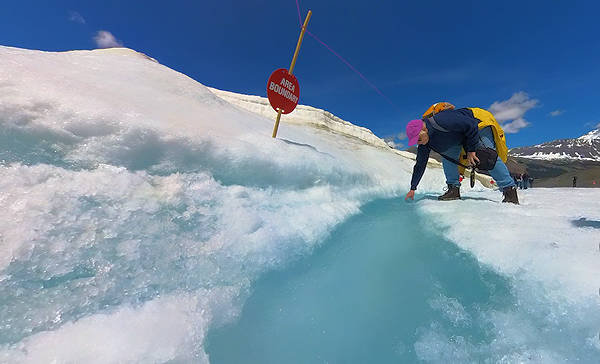 Icefields,Anita zapft Gletscherwasser