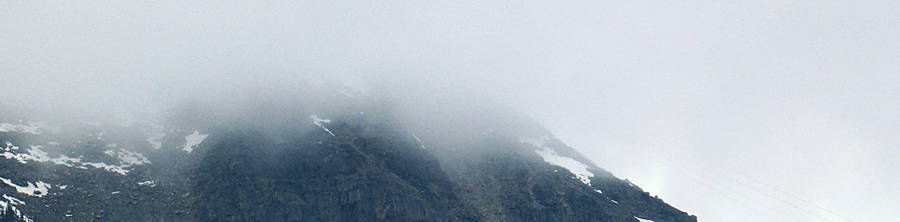 Jasper, Blick vom Campground auf die Bergstation der Skytram im Nebel