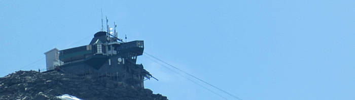 Jasper, Blick vom Campground auf die Bergstation der Skytram mit klarer Sicht