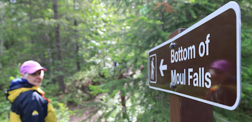 Moul Falls, Anita vor Schild zum Button