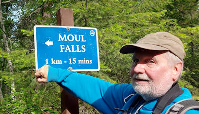 Moul Falls, Hartmuth in blauer Jacke vor blauem Schild